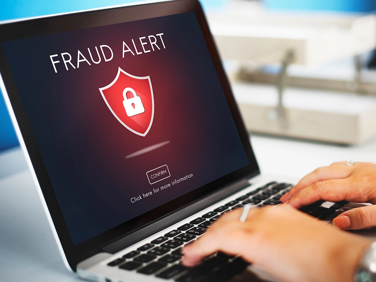 Representación digital de un gancho de pesca extrayendo credenciales y datos confidenciales, simbolizando un ataque de phishing