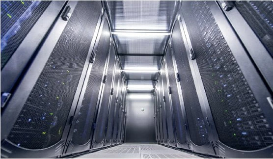 Pasillo técnico de un centro de datos de Interxion donde se alojan los servidores de infraestructura cloud de Gigas
