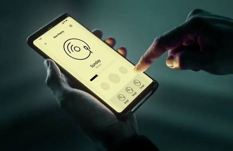 Un teléfono inteligente apoyado sobre una mesa reflejando líneas de ondas de voz digitales, simbolizando la privacidad y la escucha activa