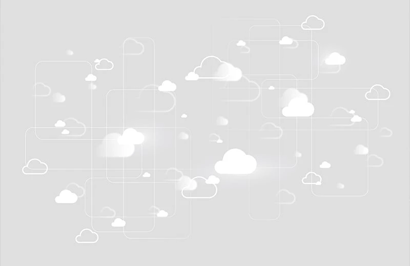 Dos profesionales de la tecnología colaborando frente a pantallas con métricas e infraestructura cloud de fondo, simbolizando una alianza empresarial
