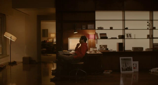 Cena do filme Her com o protagonista Theodore a olhar para o seu dispositivo móvel enquanto comunica com o sistema operativo